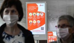 Sensibilisering omtrent het coronavirus op Brussels Airport. De ziekte covid-19 wordt veroorzaakt door het virus SARS-CoV-2