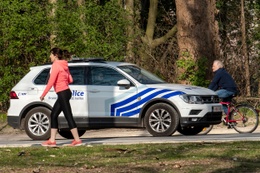 Naleving lockdownmaatregelen om het coronavirus in te dijken: verscherpte politiecontroles in Ter Kamerenbos door politiezone Brussel-Hoofdstad-Elsene