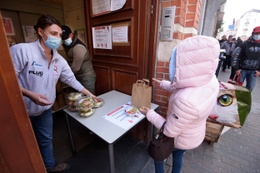 16 april 2020: uitdelen van maaltijden aan Brusselse daklozen en mensen in armoede door Resto du Coeur tijdens de coronacrisis, veroorzaakt door de ziekte covid-19