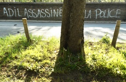 Op de muur van het Koninklijk Domein van Laken werd, kort nadat de 19-jarige Adil op 10 april 2020 een aanrijding met een politiewagen niet overleefde, dit opschrift aangebracht: "Adil assassiné par la police - Ni oubli ni pardon - acab."