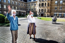 Twee bewoonsters, zuster Agnès (83) en zuster MarieThérèse (87), komen een luchtje scheppen in de vrijwel lege tuin van woonzorgcentrum Nazareth in Ukkel