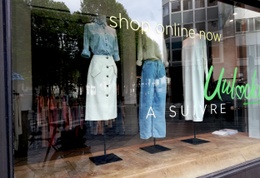 A Suivre, vintage tweedehandswinkel in de Dansaertstraat, moedigt klanten tijdens de lockdown aan online te shoppen