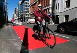 Aanleg van een voorlopig fietspad in de Wetstraat om fietsers voldoende plaats te bieden voor social distancing