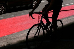 Aanleg van een voorlopig fietspad in de Wetstraat om fietsers voldoende plaats te bieden voor social distancing