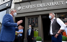 Koning Filip bezoekt enkele handelszaken in het centrum van Brussel aan de vooravond van de heropening op 11 mei