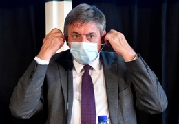 Vlaams minister-president Jan Jambon (N-VA) met mondmasker