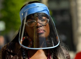 Een faceshield zoals je het steeds vaker ziet in het Brusselse straatbeeld als bescherming tegen het coronavirus