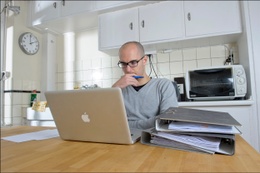 Telewerken op de laptop tijdens de lockdown van de coronacrisis