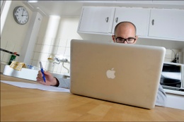 Telewerken op de laptop tijdens de lockdown van de coronacrisis