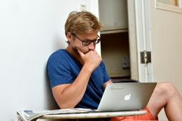 Telewerken op de laptop tijdens de lockdown van de coronacrisis