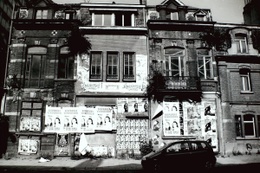 Leegstand in Brussel omstreeks 1988 met affiches naar de verdwijning van Julie Lejeune en Mélissa Russo, waarvan later zou blijken dat ze het slachtoffer werden van Marc Dutroux