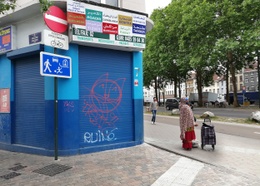 De vijfhoek is woonerfzone: voertuigen zijn toegestaan, met een maximumsnelheid van 20 km/uur om de voorrang van voetgangers en de veiligheid van fietsers te garanderen