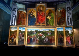 De triptiek van het Lam Gods van de gebroeders Van Eyck in de Sint-Baafskathedraal van Gent, met linksonder de kopie van het sinds 1934 verdwenen paneel met de 'rechtvaardige rechters'