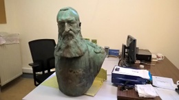 De teruggevonden buste van Leopold II na een eerdere verdwijning uit het Dudenpark