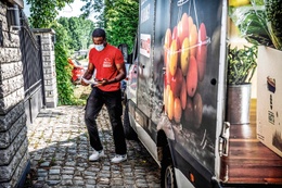 Sinds vier jaar brengt Delhaize overal in Brussel de boodschappen tot in de keuken. Tijdens de quarantaine was de bezorgingsdienst overbevraagd.