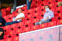 Wouter Vandenhaute (links), voorzitter van voetbalclub RSC Anderlecht, in de tribune tijdens een wedstrijd van zijn club tegen KV Mechelen begin augustus 2020