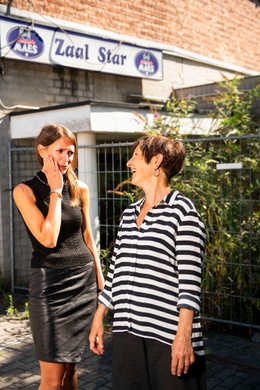 Strafpleitster Saskia Kerkhofs en professor Els Enhus (VUB), specialiste politie en veiligheidsbeleid.