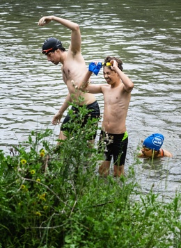 Zwemmen in de Mayfairvijver in Anderlecht