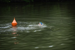 Zwemmen in de Mayfairvijver in Anderlecht