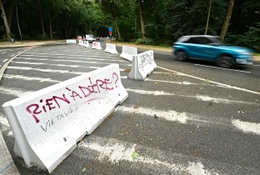 26 augustus 2020: betonblokken maken een deel van het Ter Kamerenbos ontoegankelijk voor autoverkeer.