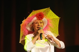 Annie Cordy in 2008 op het podium als Tata Yoyo uit het succesliedje Tata Yoyo uit 1980