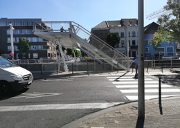 De verstelbare Gosseliesbrug voor voetgangers en fietsers over het kanaal blijft steeds in de hoogste stand staan, in afwachting van latere tests