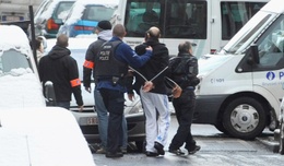30 januari 2010 mislukte overval van een wisselkantoor in Brussel. Gangsters (o.a. Ibrahim El Bakraoui) schieten een politieman neer en verschuilen zich in een huis in de Wautierstraat in Laken