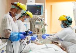 Artsen verzorgen een patiënt met Covid-19 in het Erasmusziekenhuis in Anderlecht