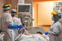 Dokters en verplegend personeel verzorgen patiënten met Covid-19 in het Erasmusziekenhuis in Anderlecht