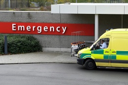 Een ambulance bij het Delta-ziekenhuis van de groep CHIREC (Centre Hospitalier Interrégional Edith Cavell), aan de Triomflaan in Oudergem