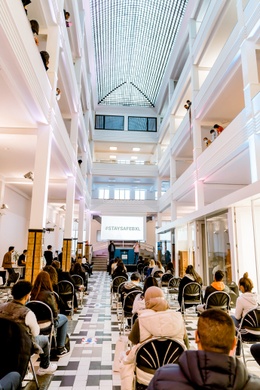 De hackathon van de vzw Nakama. De Brusselse influencers Mr Boris Becker, Fukay 1070, Bilou en Adnane gingen jongeren in debat over de communicatie rond corona