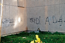 Graffiti in de Versailleswijk in Neder-Over-Heembeek: een tag over Mehdi, die overleed op de vlucht voor de politie