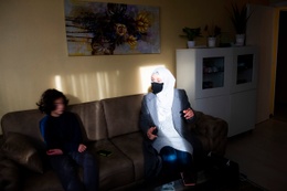 Salma Ayachi (rechts) woont in de Versailleswijk in Neder-Over-Heembeek