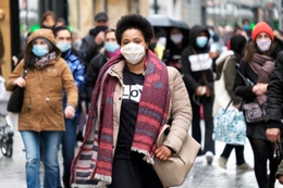 1 december 2020: kooplustigen met mondmasker in de Nieuwstraat bij de heropening van de winkels binnen het kader van de nieuwe coronamaatregelen