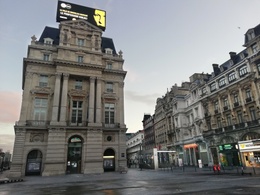 December 2020: Brussel-Stad zet met de lichtreclame op het de Brouckèreplein haar protest tegen de uitvoering van de doodstraf van VUB-gastprofessor Ahmadreza Djalali kracht bij