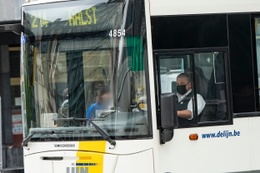 Een bus van de Vlaamse vervoersmaatschappij De Lijn richting Aalst