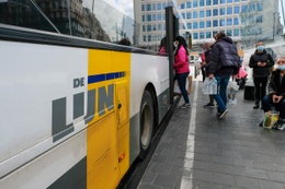 Passagiers stappen op een bus van De Lijn in Brussel