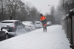 Sneeuw in Jette op 7 februari 2021: voetpaden en fietspaden worden sneeuwvrij gemaakt