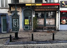 Een growfundingactie voor verschillende Brusselse cafés die door de coronamaatregelen gedwongen gesloten blijven, waaronder de Monk in de Sint-Katelijnestraat: growfunding.be/zuur