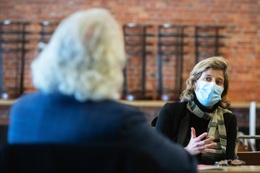 Coronacrisismanager Inge Neven in gesprek met Marc Noppen, CEO van het UZ Brussel