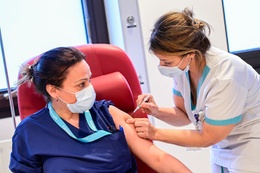 18 januari 2021: toediening van het Moderna-vaccin aan het zorgpersoneel van de Iris Zuid-ziekenhuizen in Brussel