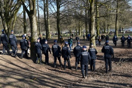 Zaterdag 20 maart 2021: na een wereldwijde Facebook-oproep wordt ook in het Ter Kamerenbos geprotesteerd tegen de beperking van de individuele vrijheid door de coronamaateregelen van de overheden