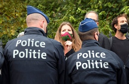 Geweldloos verzet politie manifestatie betoging betogers burgerlijke ongehoorzaamheid_(c)_PhotoNews.jpg