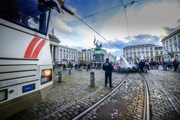 De politie zet het waterkanon in bij een betoging op het Koningsplein