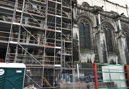 April 2021: de gevel van de Sint-Katelijnekerk aan de kant van de Vismarkt wordt gereinigd