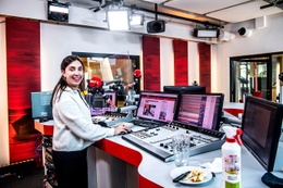 Een dag op de BRUZZ-redactie: Luana Difficile in de radiostudio van BRUZZ