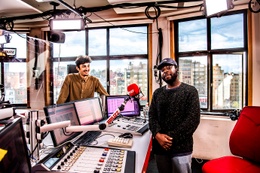 Een dag op de BRUZZ-redactie: Remzi en Gailor in de radiostudio