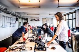 Een dag op de BRUZZ-redactie: redactiechef Mathias Declercq op de centrale redactie