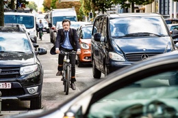 Een fietser deelt het verkeer met auto's