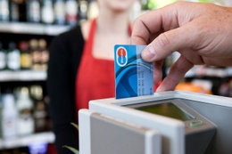 Een klant in een winkel van supermarktketen Carrefour betaalt met zijn maestrokaart